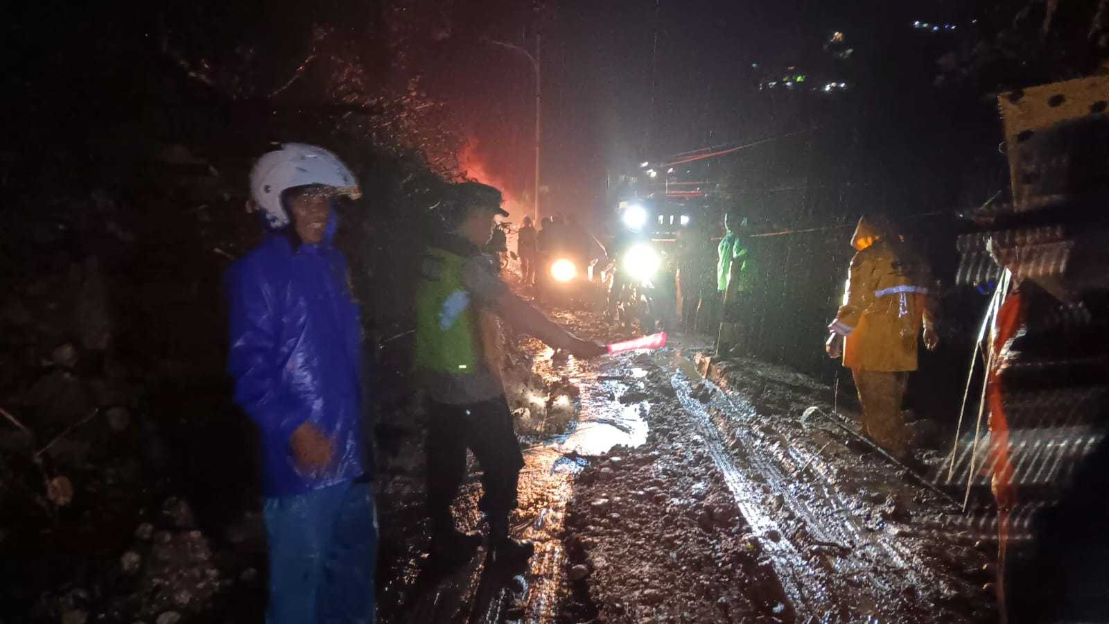 Tanah Longsor Akibat Hujan Deras Tutup Jalan Garut–Pameungpeuk